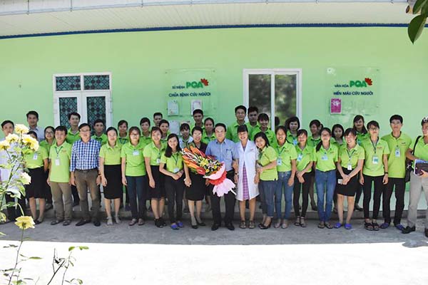 Ds Thu Phương chụp ảnh với PGS Trần Quốc Bình