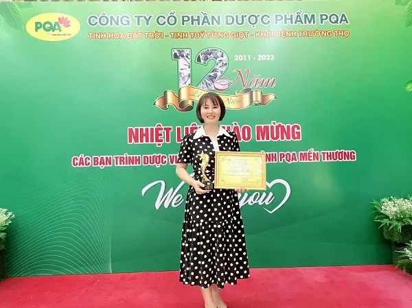 Ds Thu Phương nhận giải cống hiến 12 năm PQA