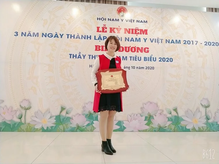 Ds Thu Phương nhận giải thưởng